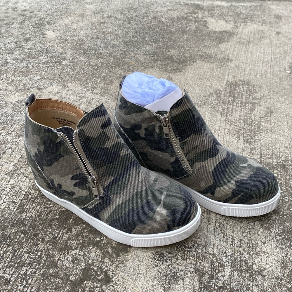 Camo boots with inside wedges
